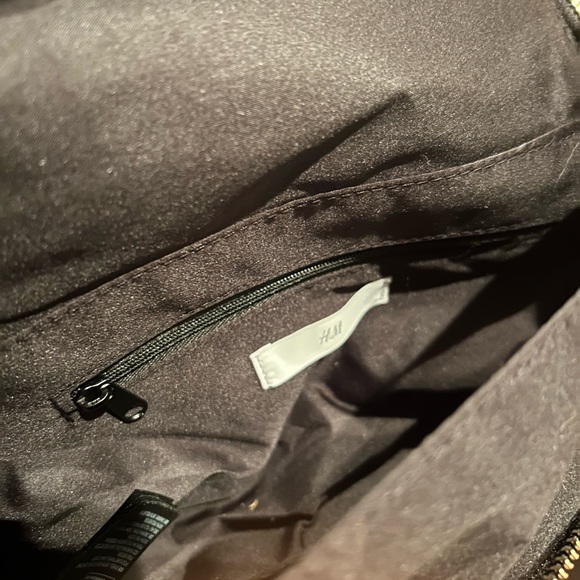 NWT Faux Leather Black Purse Gold Accents W/ Adjustable Strap Inner Zip Pocket - Picture 4 of 5